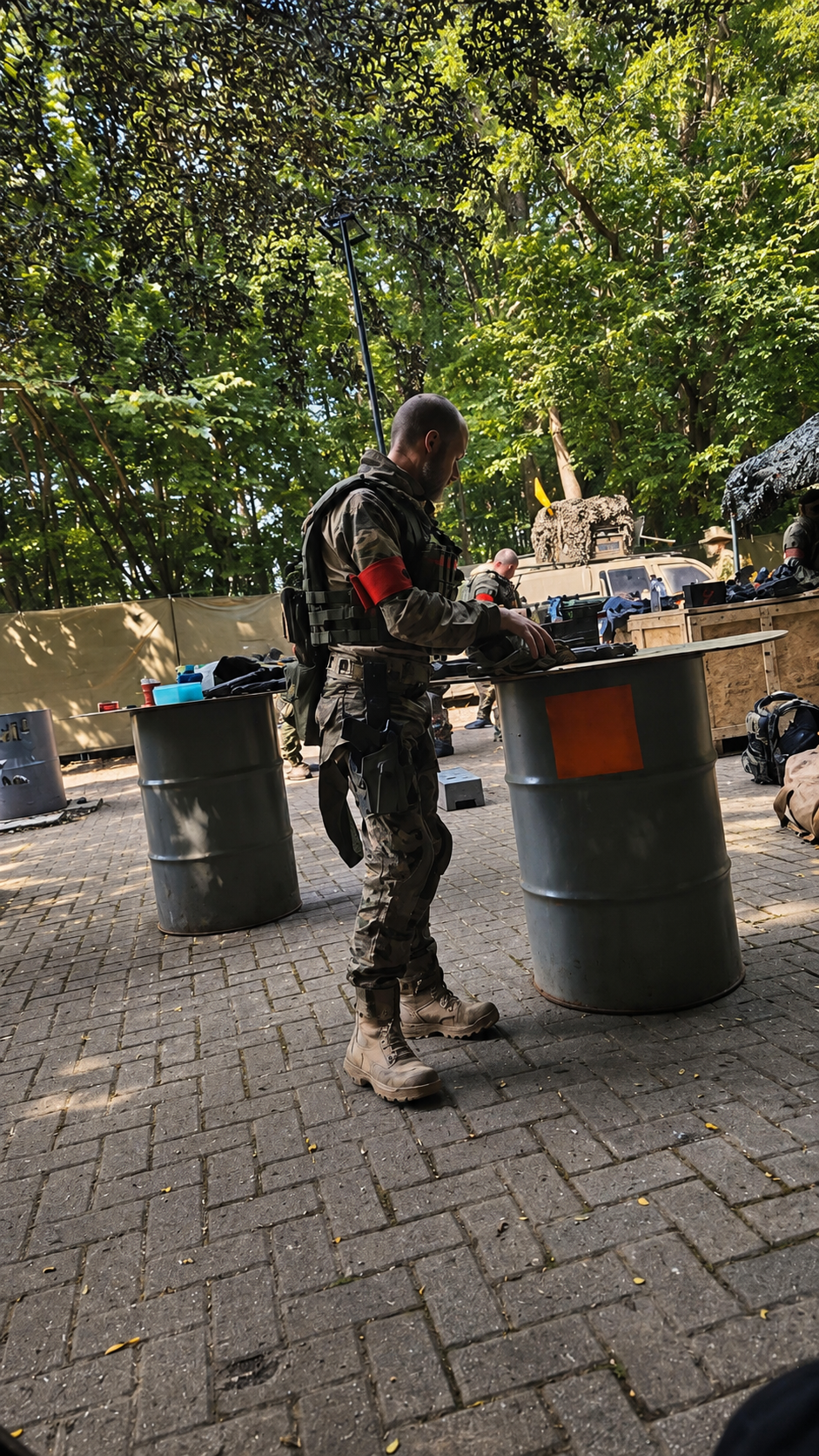 Taktisches Waldlager mit Ausrüstung