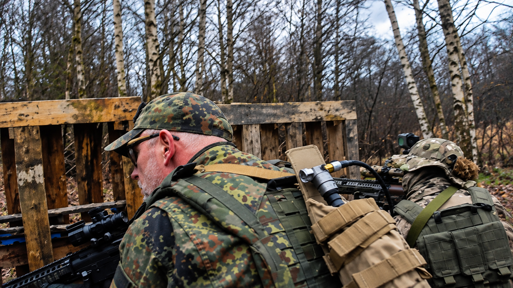 Taktische Deckung im Winterwald